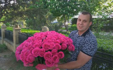 Менеджер Иван с розами