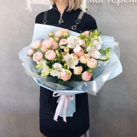 красивый букет с веточной розой и альстромерией