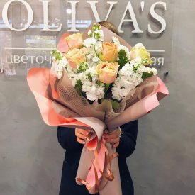 букет из пионовидных роз и матиолы цветы оливас феодосия