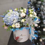 Зимний букет с гортензией в коробочке для мамы