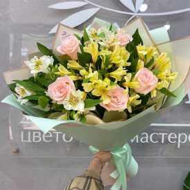 букет роз и альстромерий