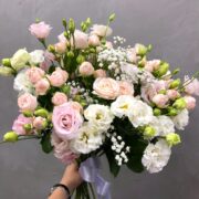 стильный букет из кустовых роз