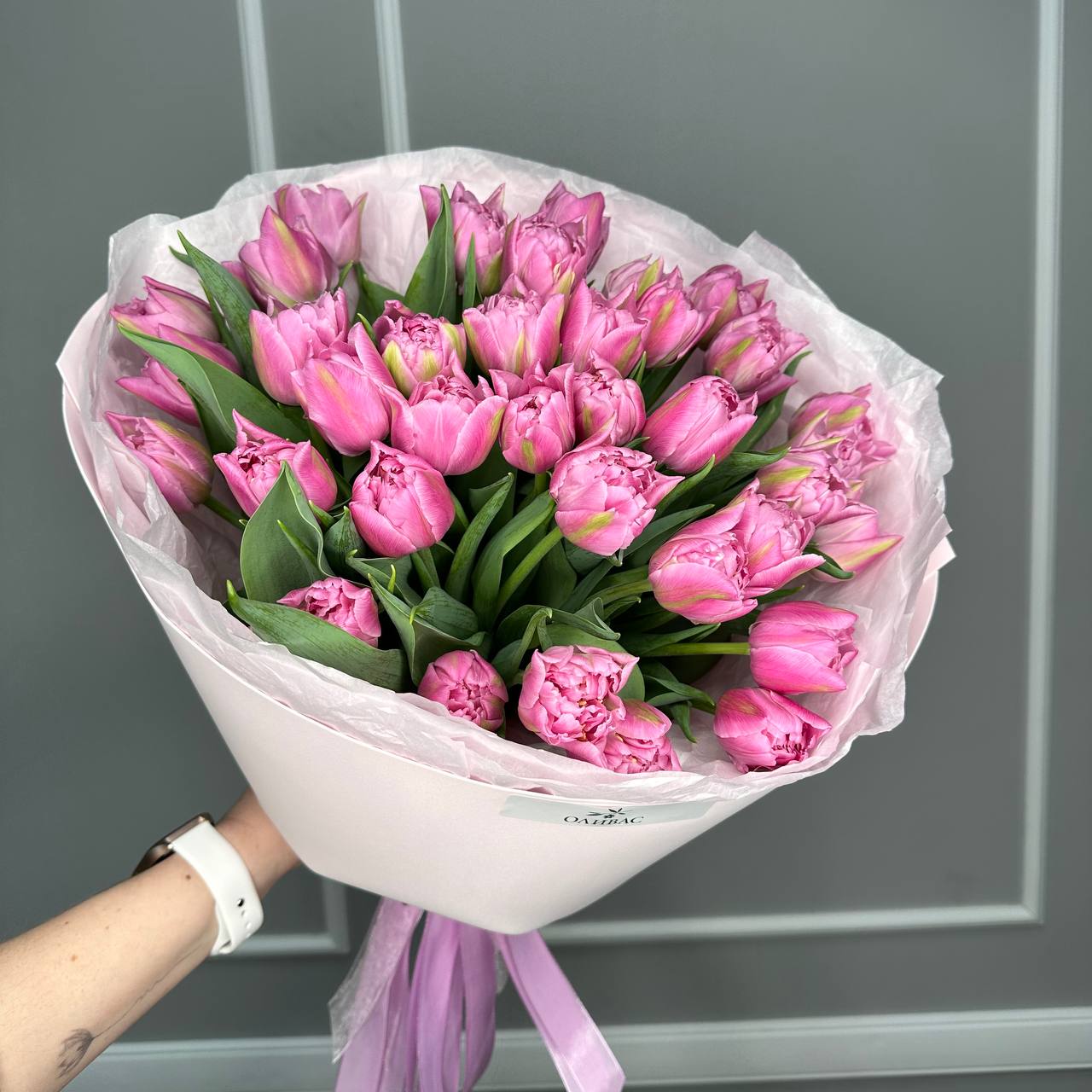 Нежный весенний букет тюльпанов