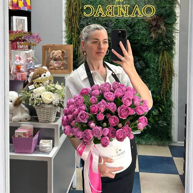 Шляпная коробочка ароматной пионовидной кустовой розы сорта Мисти Баблз #384