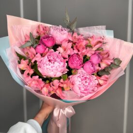Чудесный букет с пионами, пионовидной кустовой розой и альстромериями #392