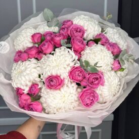 букет белых хризантем и розовых роз