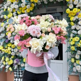 Огромная коробочка с цветами феодосия