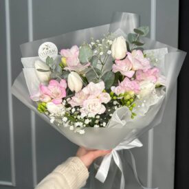 Весенний букет с тюльпанами и фрезиями. 8 марта