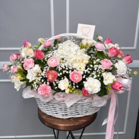 Эффектная корзина весенних цветов для любимой