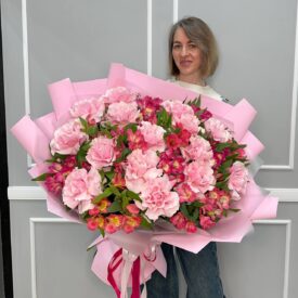 Впечатляющий, нежный букет с французскими розами и алсьтромериями