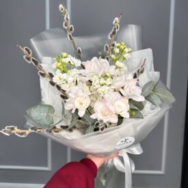 Весенний букет из маттиолы и фрезий